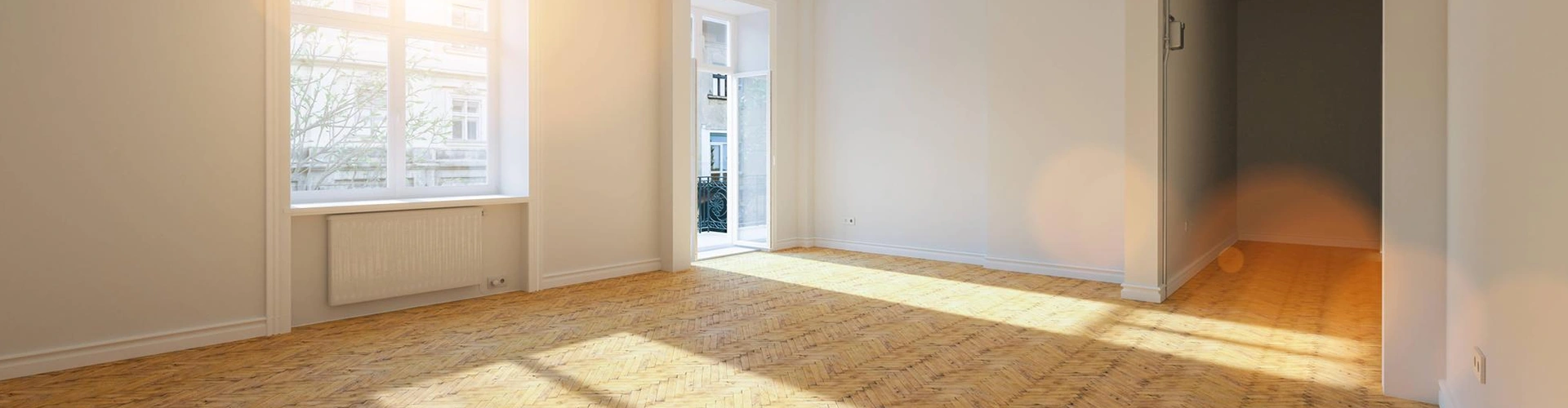 habitación luminosa con suelos de madera